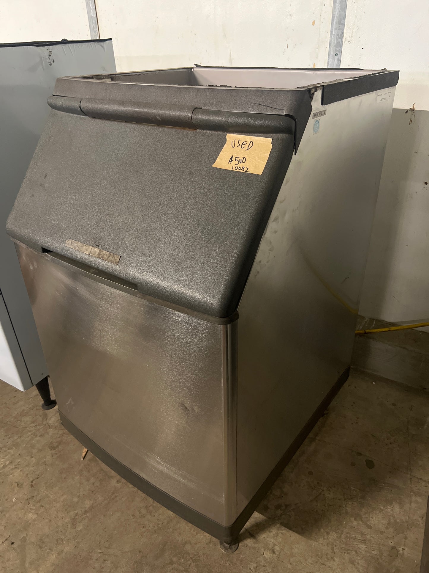 30” Ice Bin 10082
