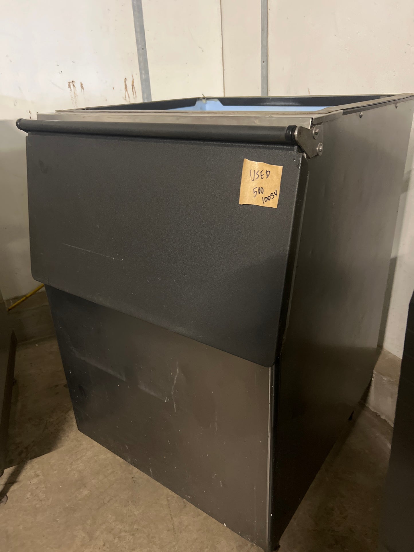 30” Ice Bin 10054