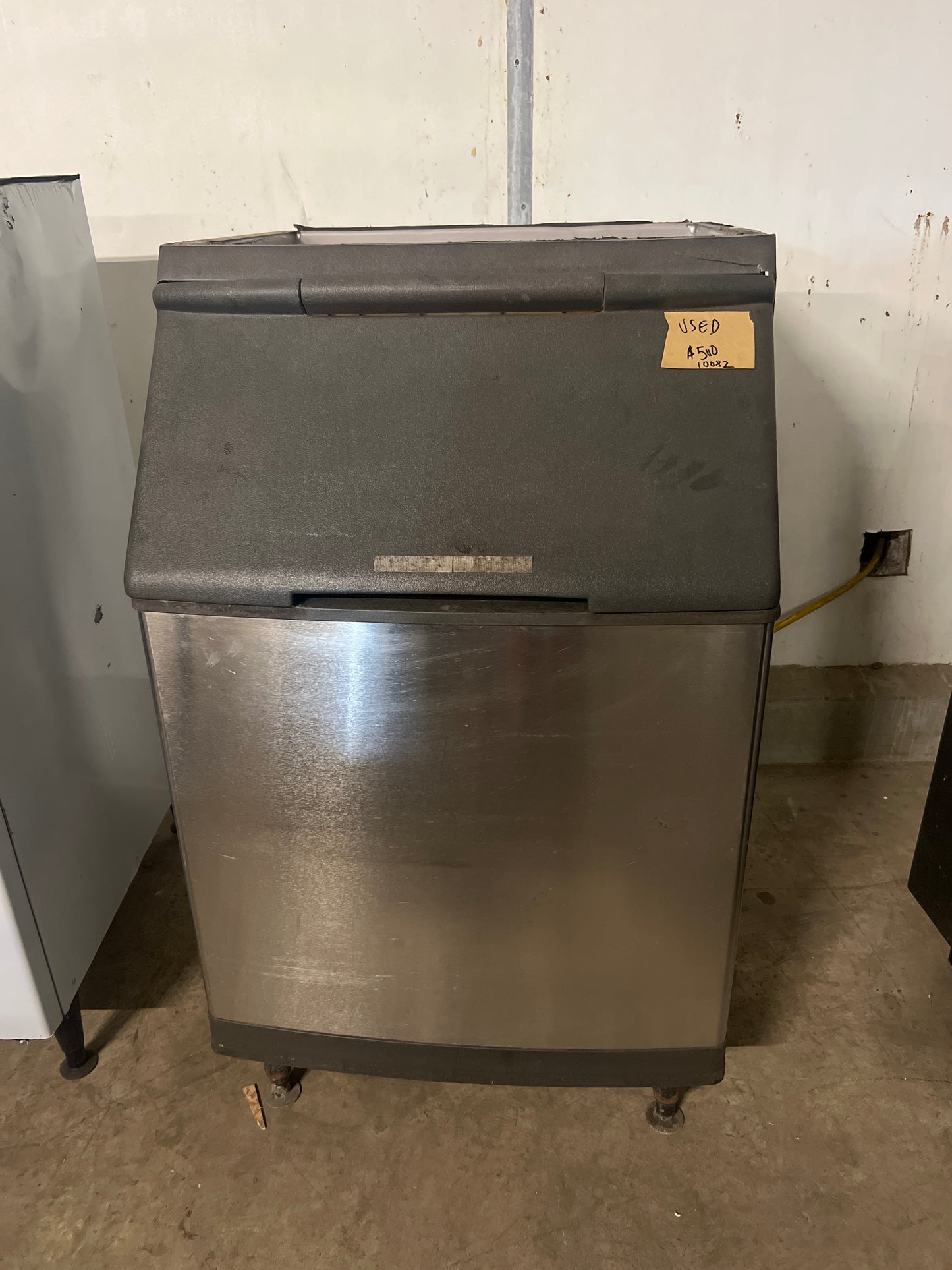 30” Ice Bin 10082