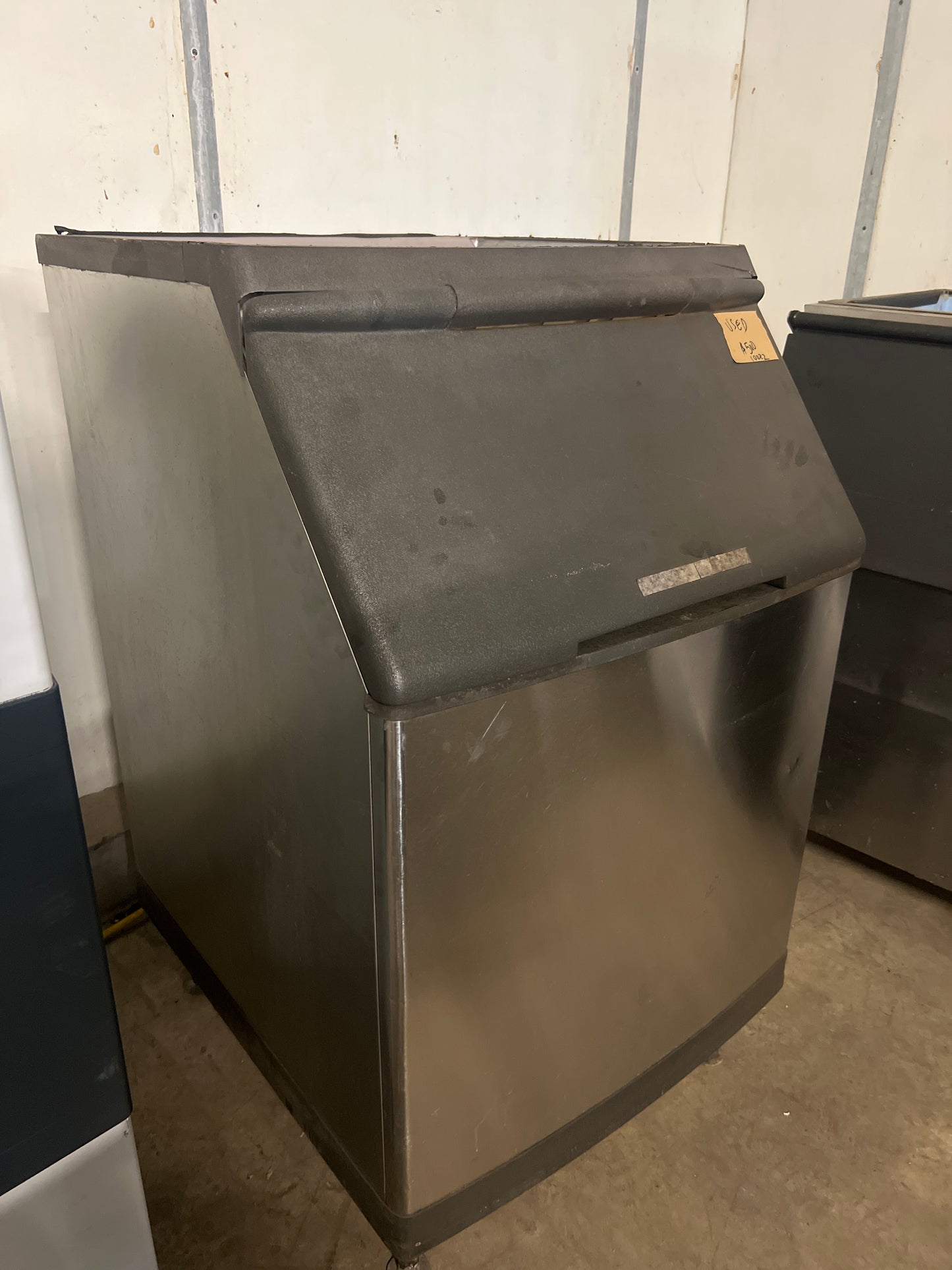 30” Ice Bin 10082